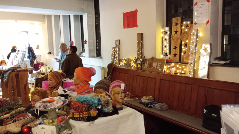 ein Verkaufsstand f�r Textilien beim Weihanchtsmarkt in der Eckardtskirche