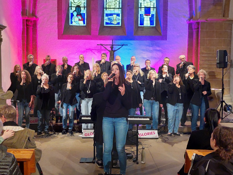 ein Chor der Popmusik singt, musiziert in einer Kirche