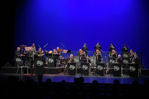 Musiker einer Big Band auf einer B�hne