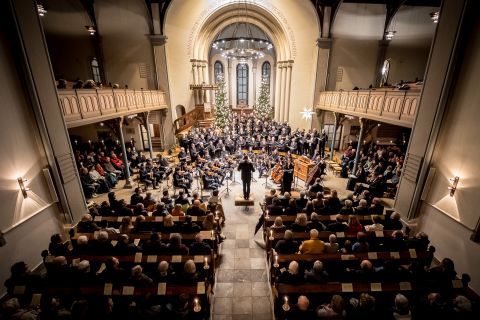Weihnachtskonzert Chor, Orchester und Publikum in der weihnachtlich geschmückten Zionskirche