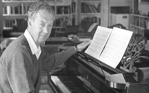 Benjamin Britten am Flgel