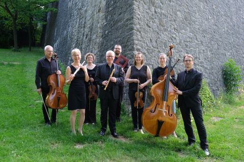 Ensemble Melante mit Instrumenten vor der Sparrenburg