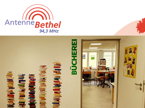 Das Bild zeigt das Logo von Antenne Bethel und darunter den Eingang zur Gemeindebcherei