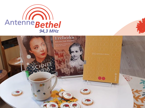 Das Bild zeigt das Logo von Antenne Bethel und darunter drei Bcher arrangiert mit einer Tasse Tee